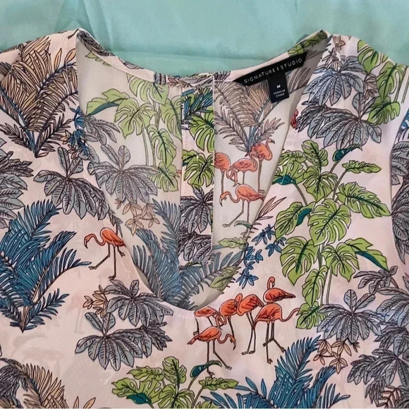 Signature Studio Flamingo Tropical Top Size Medium V-neck Whimsical Resort Wear - Picture 10 of 15